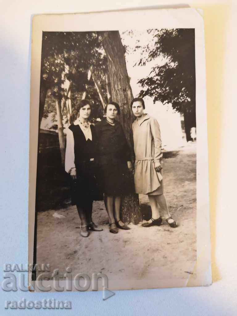 Fotografie veche a fetelor 1930. Baie superioară la biserică