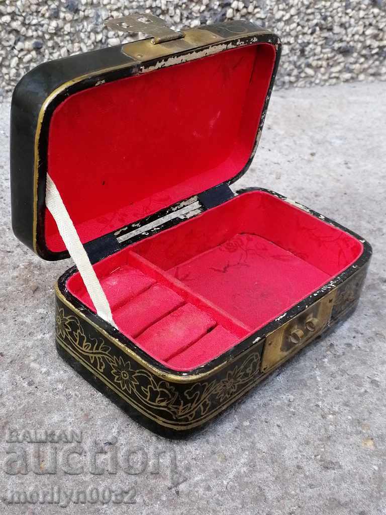 Delivery of Old jewelry box with mother of pearl casket decoration