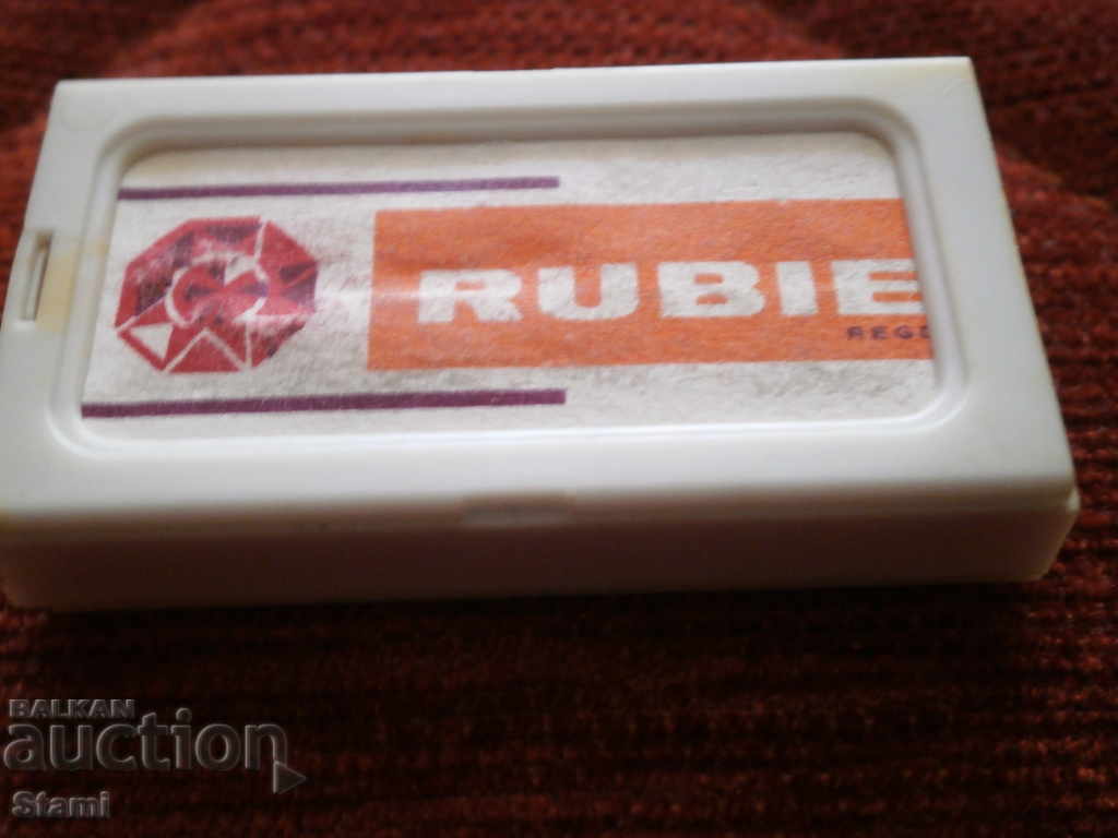 Licitație Brici RUBIE într-o cutie Licitație Brici RUBIE într-o cutie