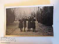 Стара снимка 1932 г. Градската градина девойки