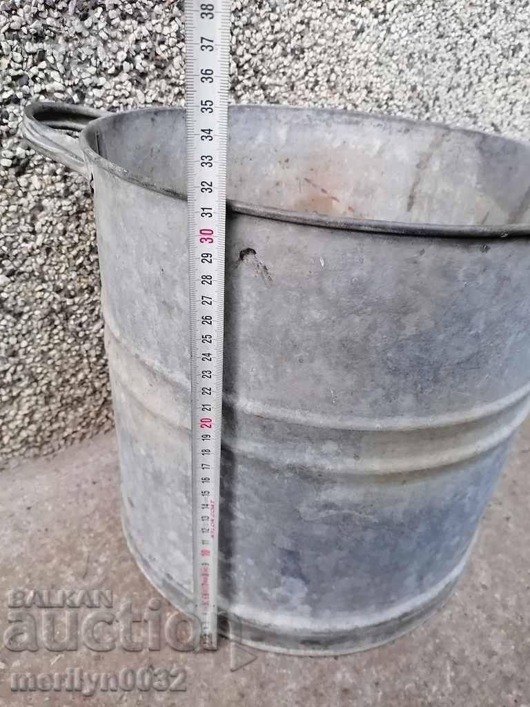 Delivery of Old metal rubber bucket, 30 liter can Delivery of Old metal rubber bucket, 30 liter can