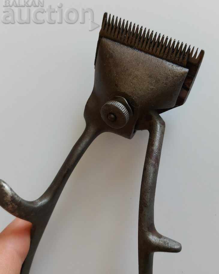 Auction  OLD HAND MACHINE FOR CUTTING CUTTING