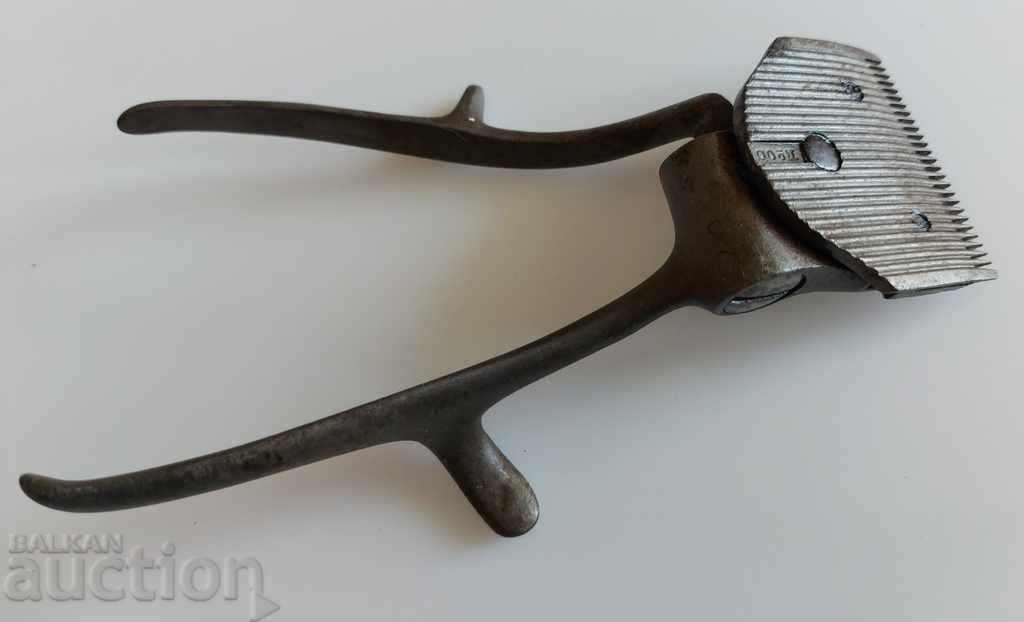 Delivery of OLD HAND MACHINE FOR CUTTING CUTTING