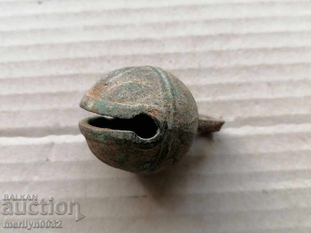 Licitație Clopot de căruță de cai tip „nucă” din bronz – secolul al XIX-lea Licitație Clopot de căruță de cai tip „nucă” din bronz – secolul al XIX-lea