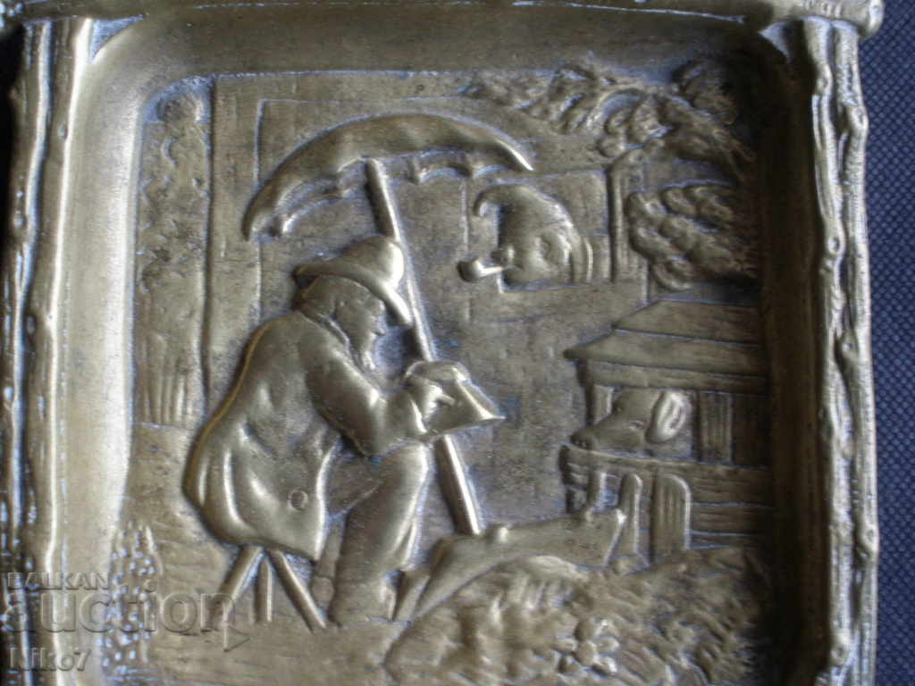 Auction Old, massive, bronze "art" ashtray. Auction Old, massive, bronze "art" ashtray.