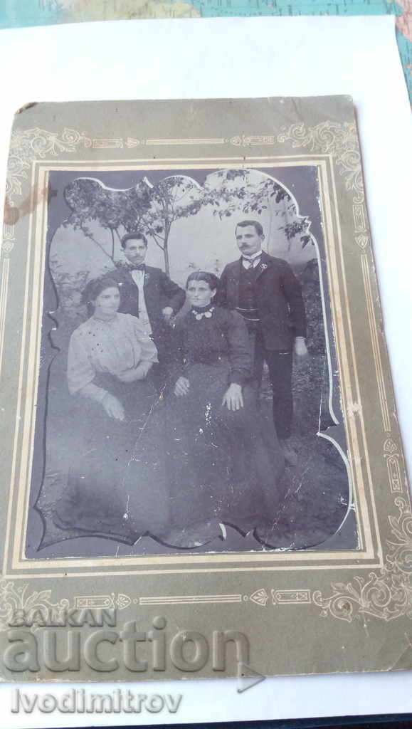 Снимка Двама мъже със съпругите си 1908 Картон