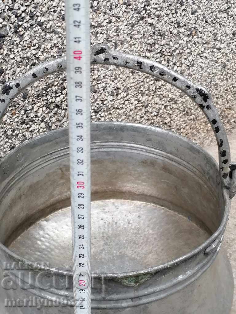 Auction Tinned cauldron, copper coin, copper coin, copper vessel Auction Tinned cauldron, copper coin, copper coin, copper vessel