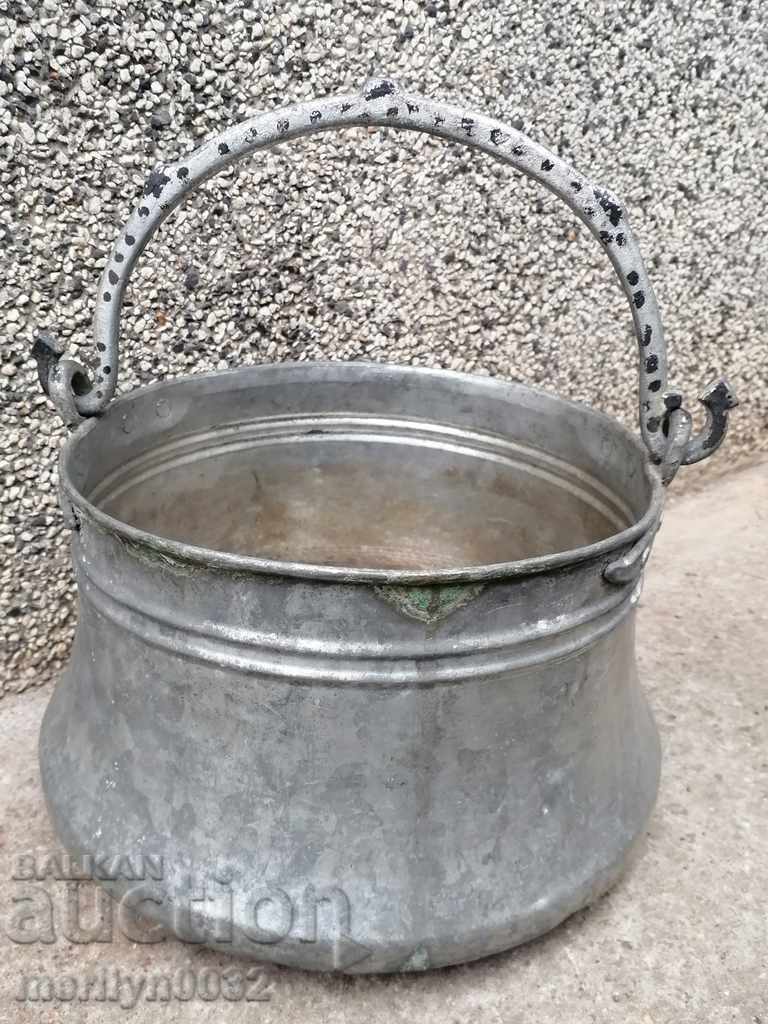 Tinned cauldron, copper coin, copper coin, copper vessel Tinned cauldron, copper coin, copper coin, copper vessel