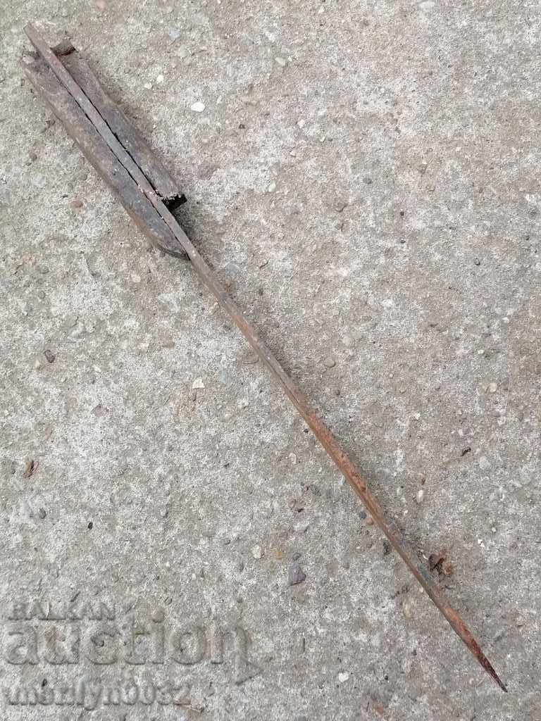 Delivery of An old knife, a karaoke, a dagger, a blade Delivery of An old knife, a karaoke, a dagger, a blade