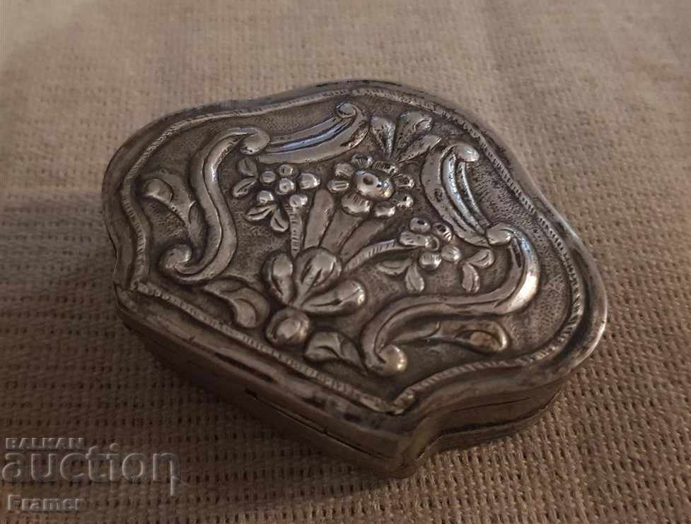 Рядка Възрожденска Кутийка за енфие прахове кутия СРЕБРО с цена 310.00 лв. | € 158.50 Рядка Възрожденска Кутийка за енфие прахове кутия СРЕБРО с цена 310.00 лв. | € 158.50