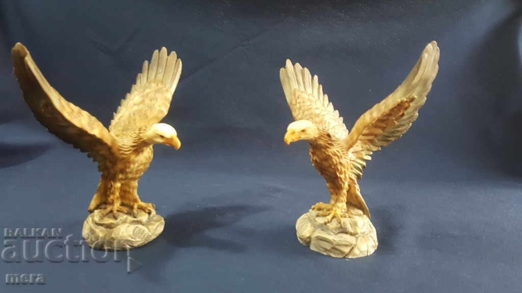 A pair of fine sculptures of eagles