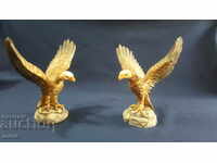 A pair of fine sculptures of eagles