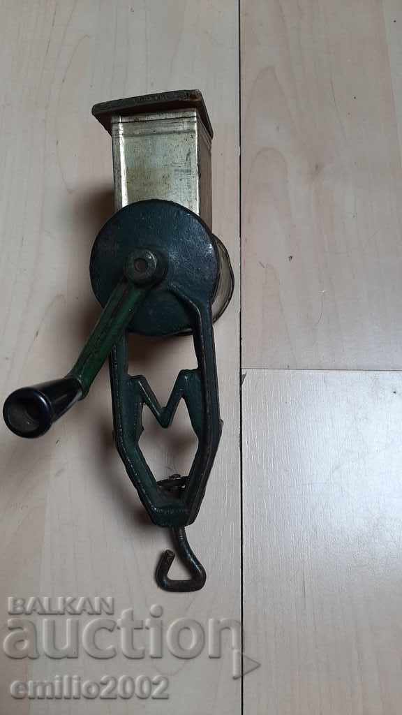 Retro nut grinder screw soc. with price 9.00 BGN | € 4.60 Retro nut grinder screw soc. with price 9.00 BGN | € 4.60