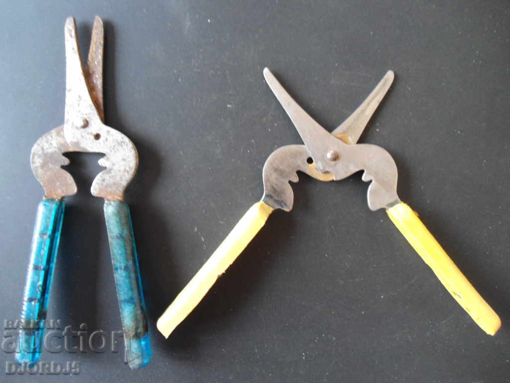 Old scissors with price 3.00 BGN | € 1.53 Old scissors with price 3.00 BGN | € 1.53