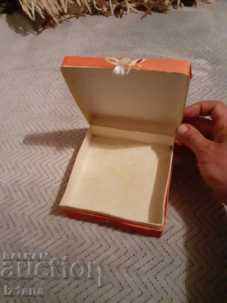 Δημοπρασία Κουτί σοκολατάκια Αλμπενα του Μαλτσικα Δημοπρασία Κουτί σοκολατάκια Αλμπενα του Μαλτσικα