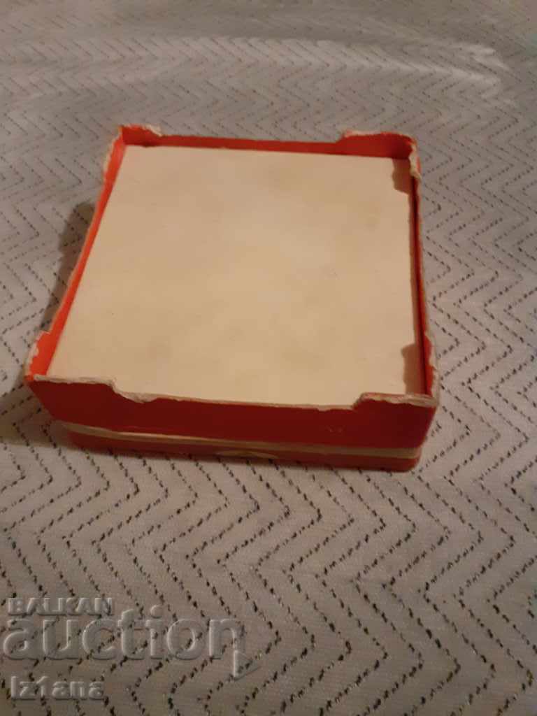 Παράδοση Κουτί σοκολατάκια Αλμπενα του Μαλτσικα Παράδοση Κουτί σοκολατάκια Αλμπενα του Μαλτσικα