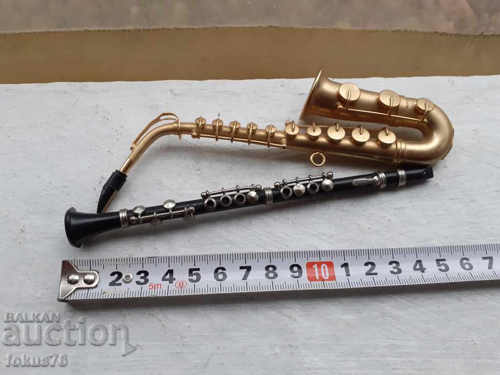 Auction Lot of two musical figures trumpet and clarinet - souvenirs Auction Lot of two musical figures trumpet and clarinet - souvenirs