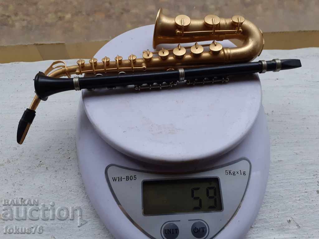 Delivery of Lot of two musical figures trumpet and clarinet - souvenirs Delivery of Lot of two musical figures trumpet and clarinet - souvenirs