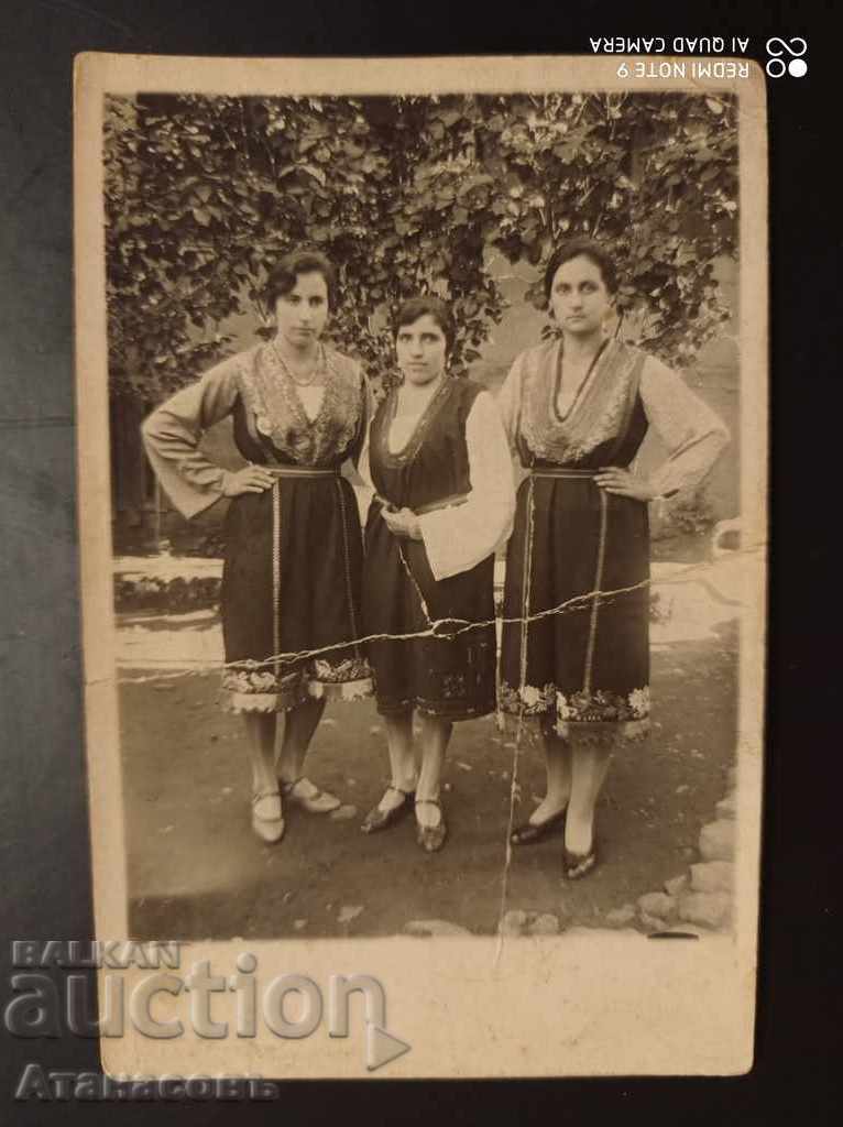Стара снимка фотограф фото Арам Амиров Княжево народна носия