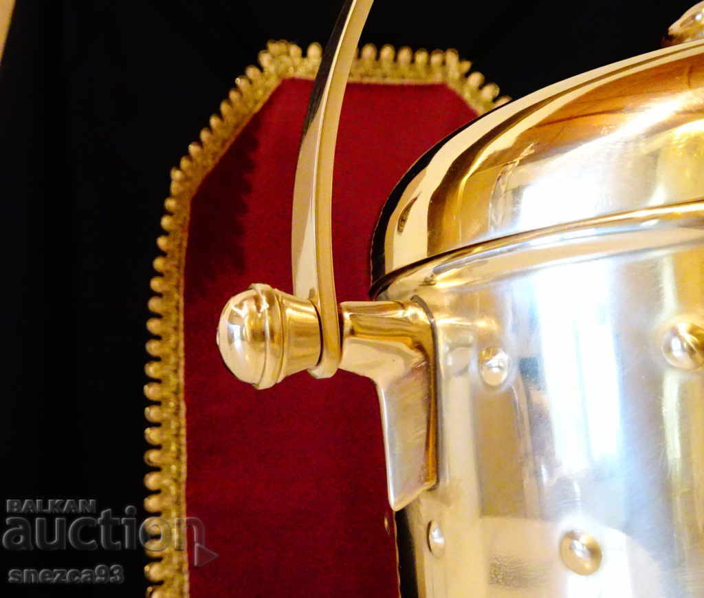 Bronze champagne bucket, ice container, ice bucket, masterpiece with price 159.00 BGN | € 81.30 Bronze champagne bucket, ice container, ice bucket, masterpiece with price 159.00 BGN | € 81.30