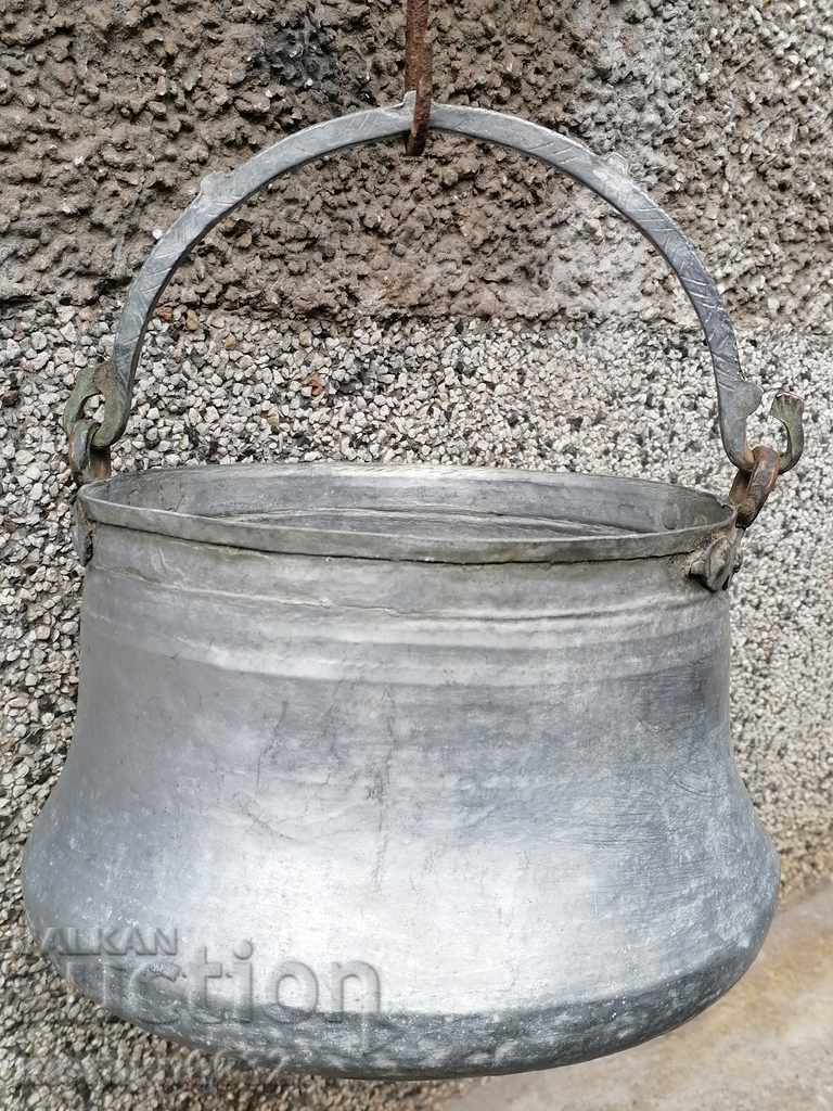 Tinned cauldron, copper coin, copper coin, copper vessel Tinned cauldron, copper coin, copper coin, copper vessel