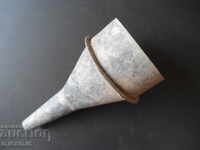 Παλιά μεταλλική χοάνη