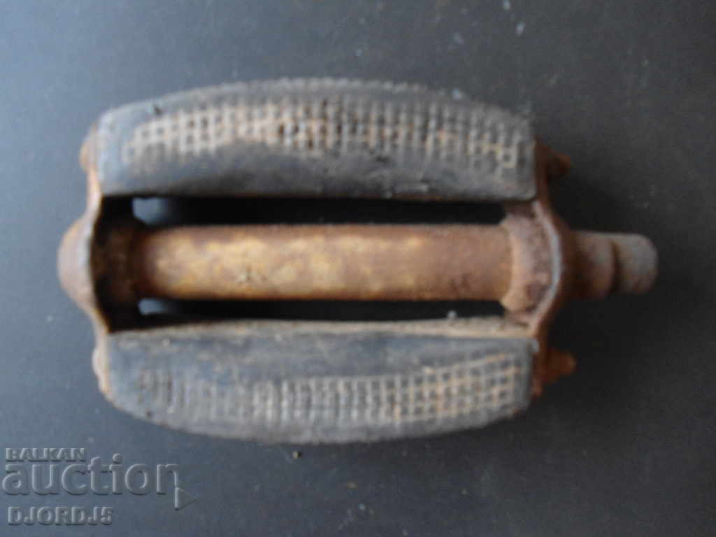 Old wheel pedal with price 2.00 BGN | € 1.02 Old wheel pedal with price 2.00 BGN | € 1.02