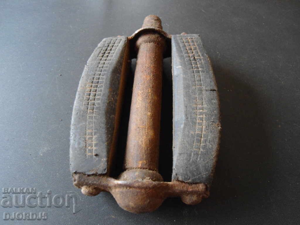 Delivery of Old wheel pedal Delivery of Old wheel pedal