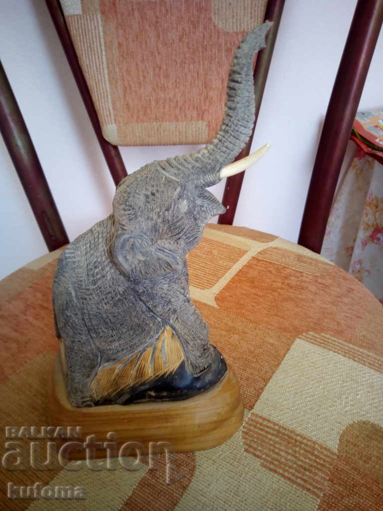 Statuetă de elefant din corn de bivol