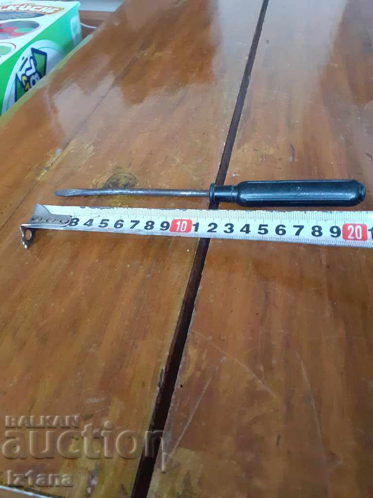 o șurubelniță vechi cu preț 4.00 BGN | € 2.05