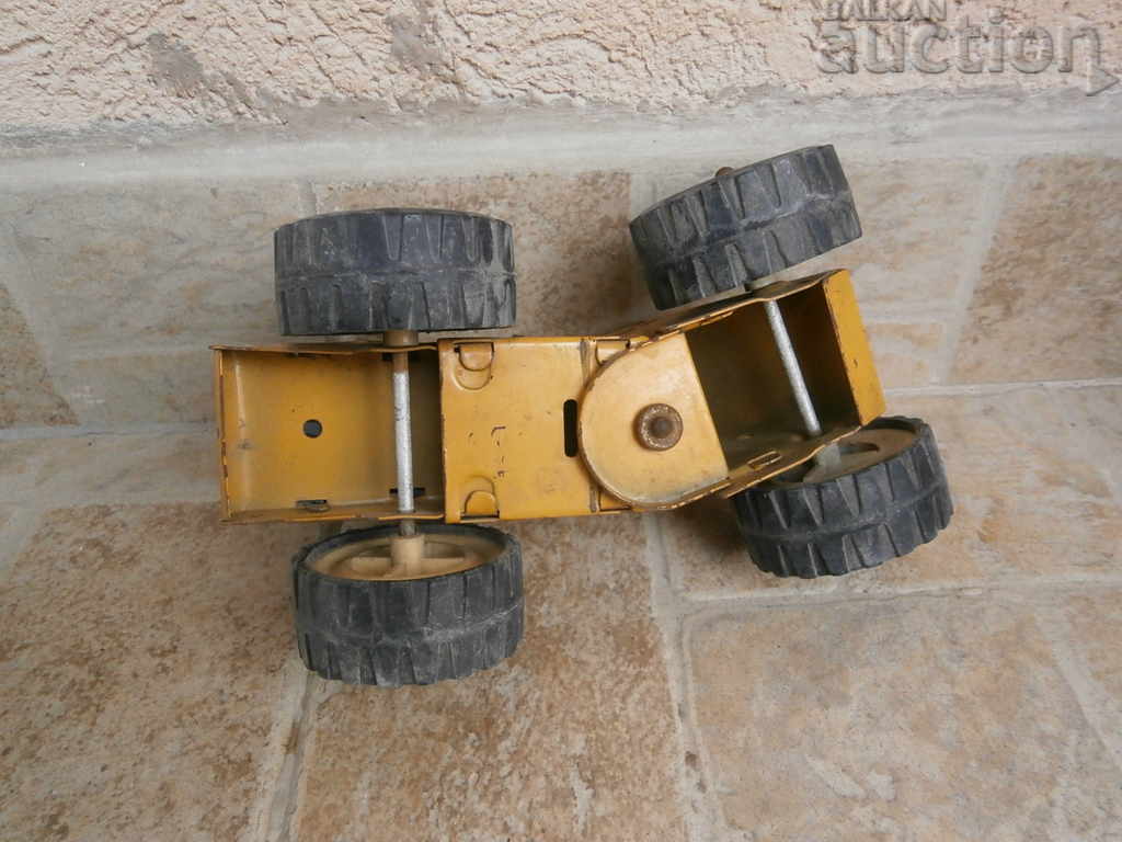 Delivery of metal toy soc fadroma tractor or excavator Delivery of metal toy soc fadroma tractor or excavator