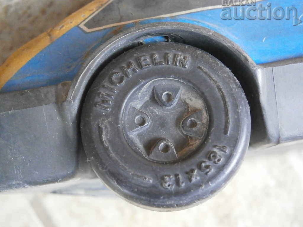 Delivery of metal toy service car MICHELIN SHEL