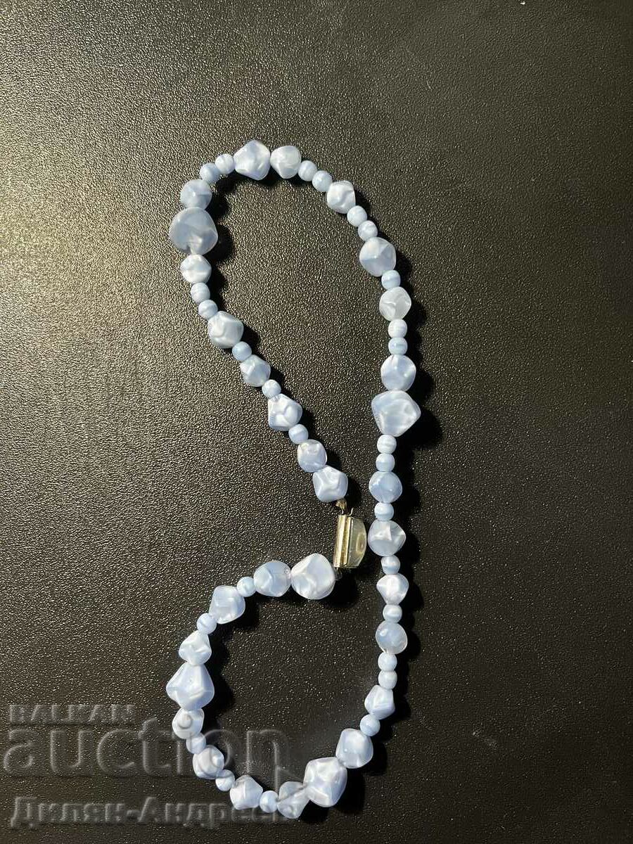 Παράδοση Αρχαίο κολιέ από τα τέλη του 20ού αιώνα. Παράδοση Αρχαίο κολιέ από τα τέλη του 20ού αιώνα.