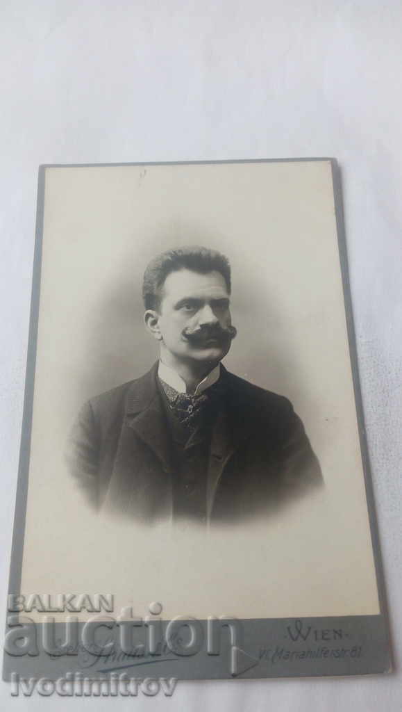 Φωτογραφία Άνθρωπος με κυρτό μουστάκι από χαρτόνι