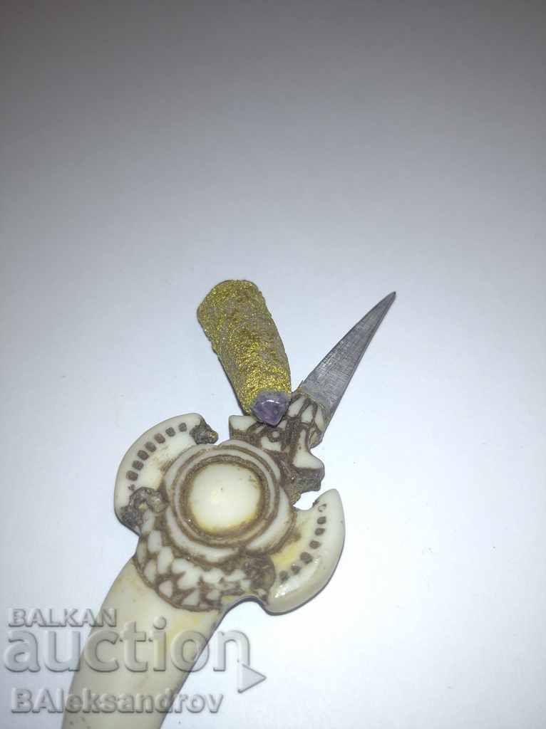 Licitație Cuțit miniatural ascuns într-o bijuterie