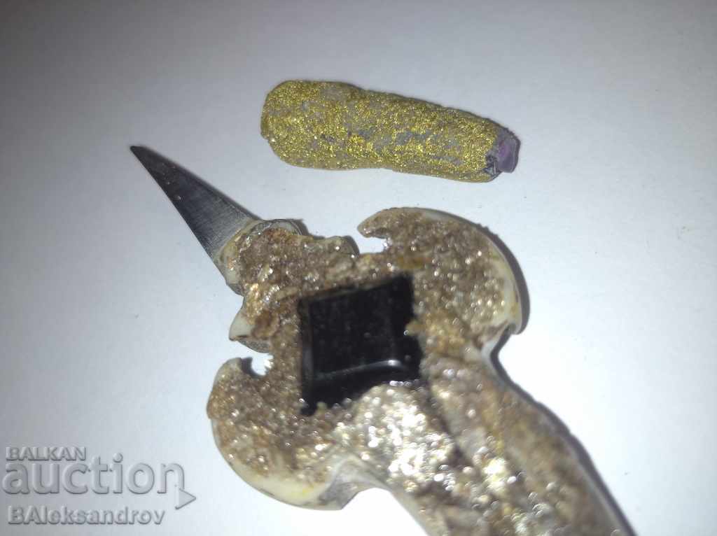 Livrarea Cuțit miniatural ascuns într-o bijuterie