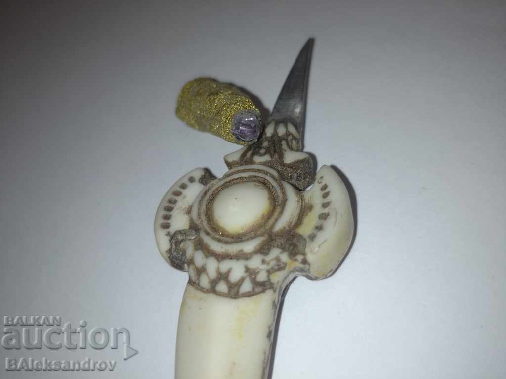 Cuțit miniatural ascuns într-o bijuterie