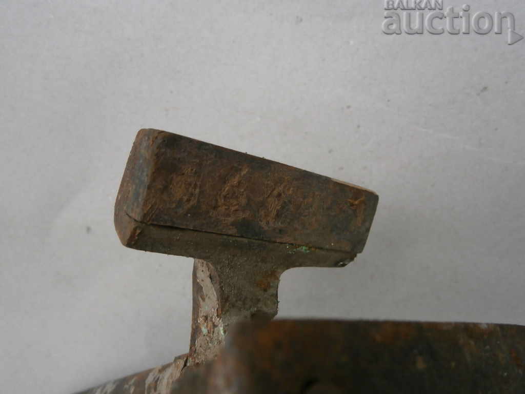 Delivery of large tool pliers press Delivery of large tool pliers press