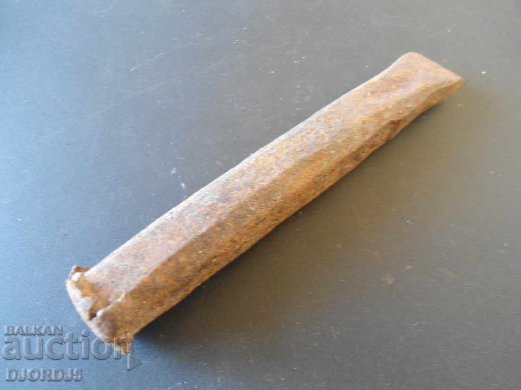 Auction An old tool, a chopper Auction An old tool, a chopper