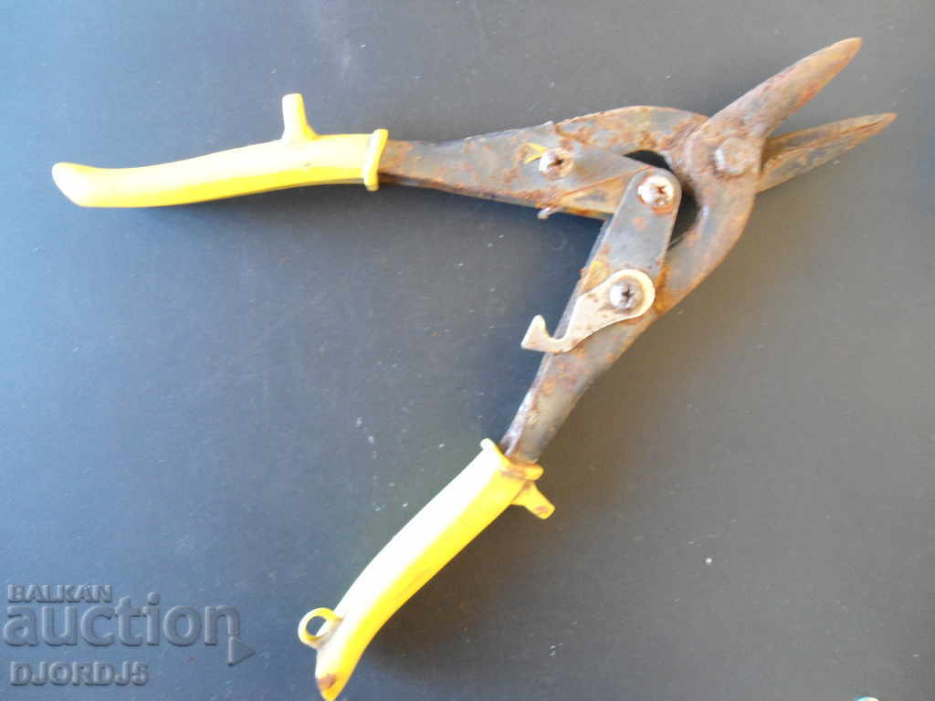 Old scissors with price 5.00 BGN | € 2.56 Old scissors with price 5.00 BGN | € 2.56
