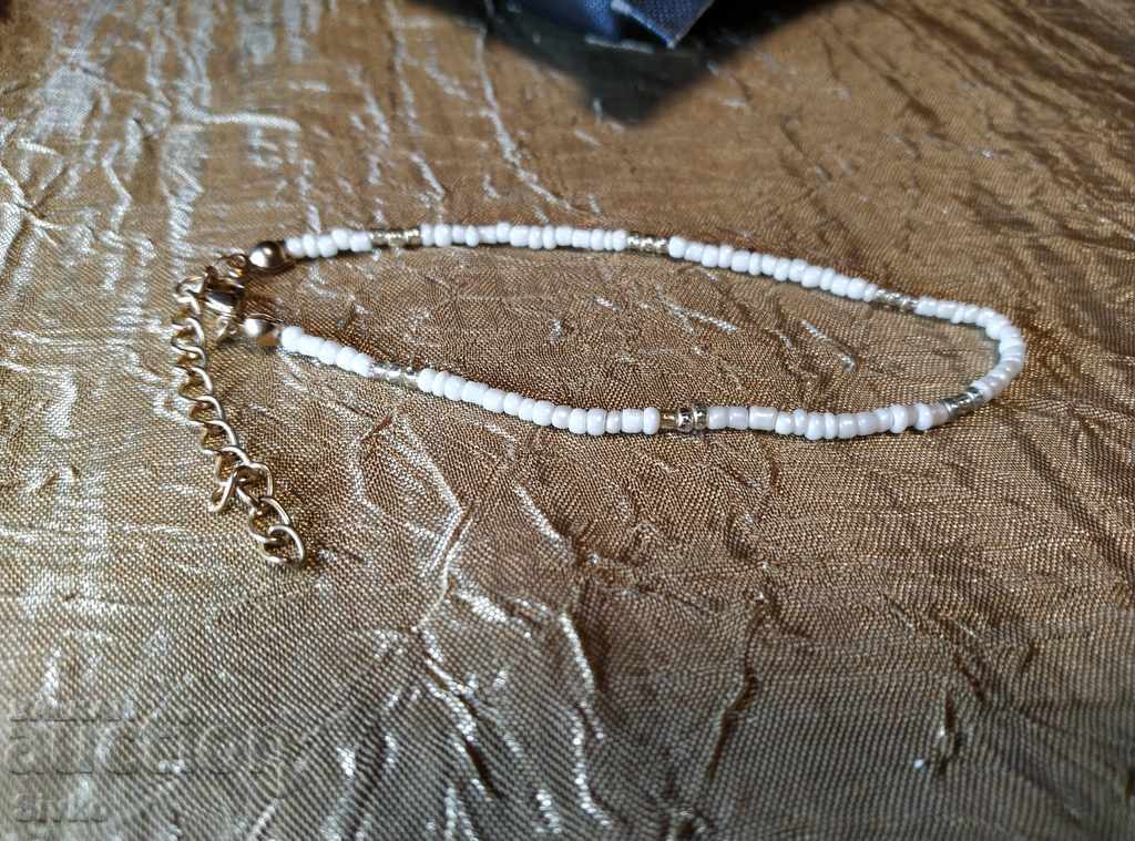 Brățară cu elemente albe cu preț € 0.39 | 0.76 BGN