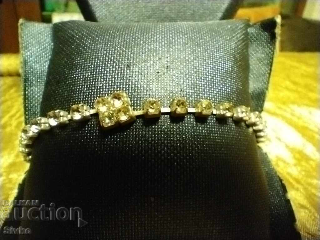 Γρίβνα με ζιρκόνια με τιμή 4.99 BGN | € 2.55 Γρίβνα με ζιρκόνια με τιμή 4.99 BGN | € 2.55