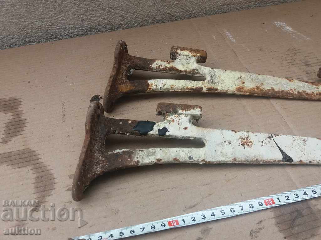 Auction SET OF TWO BRACKETS, SINK SETS - CAST IRON Auction SET OF TWO BRACKETS, SINK SETS - CAST IRON