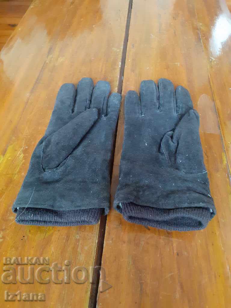 Old gloves with price 15.00 BGN | € 7.67 Old gloves with price 15.00 BGN | € 7.67
