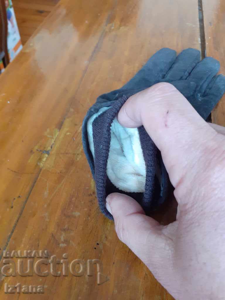 Auction Old gloves Auction Old gloves