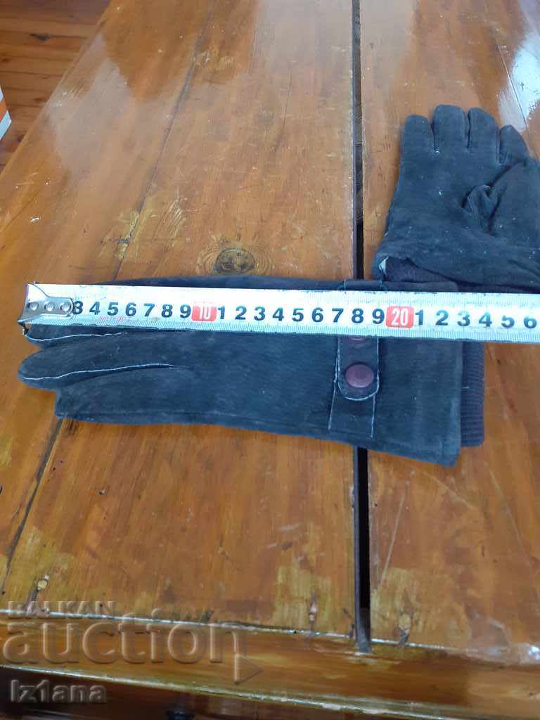 Delivery of Old gloves Delivery of Old gloves