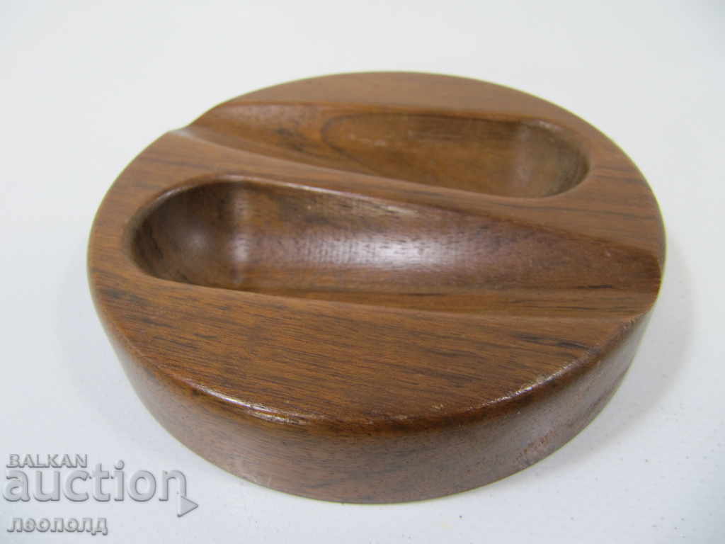 Delivery of OLD RETRO WOODEN STAND FOR TWO PIPES