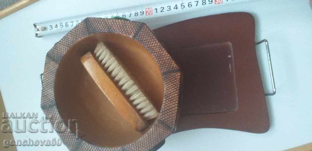 Licitație FARFURIE, TAVĂ, BOL și PERIE mari din lemn RETRO Licitație FARFURIE, TAVĂ, BOL și PERIE mari din lemn RETRO