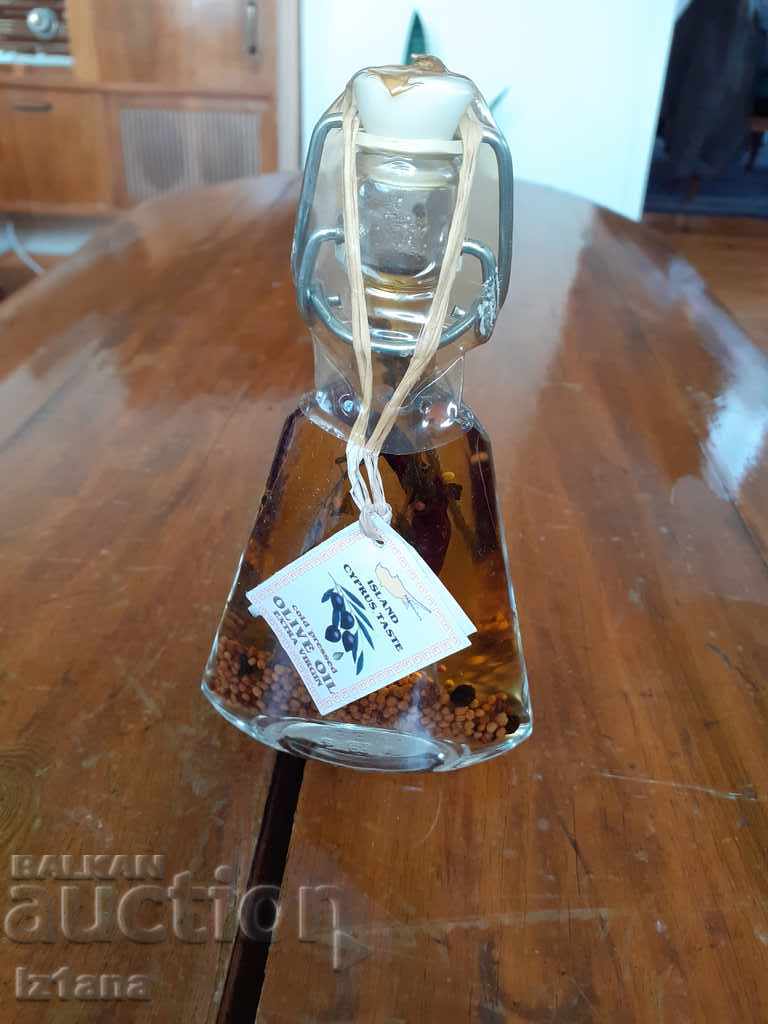 Sticlă veche de ulei de măsline