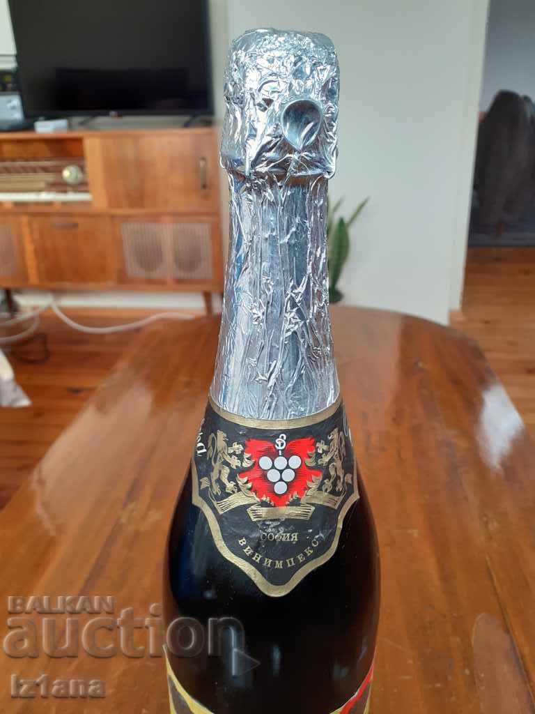 Стара бутилка шампанско Искра - 5 Стара бутилка шампанско Искра - 5